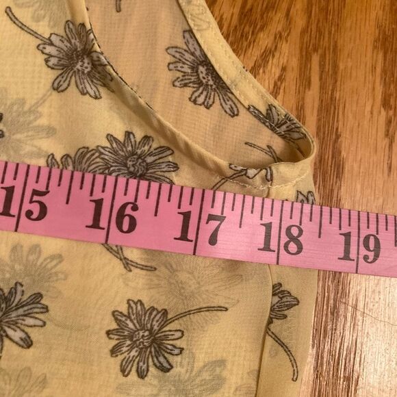 Charming Charlie Sleeveless Top - Picture 4 of 8